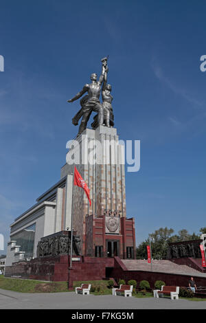 Il Lavoratore e la donna Kolkhoz monumento situato appena fuori VDNKh, Mosca, Russia. Foto Stock