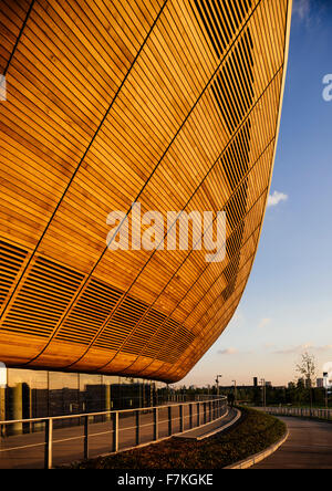 Luce della Sera sulla parte esterna del Velodromo, Queen Elizabeth Olympic Park, Stratford, Londra, Regno Unito Foto Stock