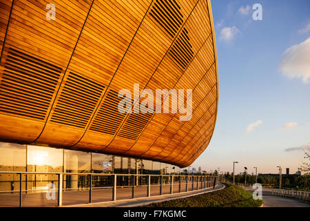 Luce della Sera sulla parte esterna del Velodromo, Queen Elizabeth Olympic Park, Stratford, Londra, Regno Unito Foto Stock