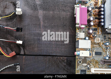 Scheda madre e componenti del PC su un sfondo di legno per un'IOT o la comunicazione e i concetti di rete Foto Stock