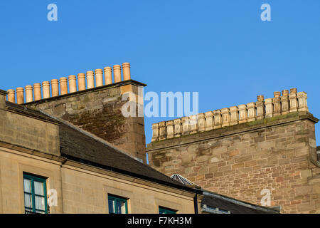 Due righe di Scottish Edwardian comignoli sui tetti di un edificio dei primi del XX secolo nel centro di Dundee, Regno Unito Foto Stock