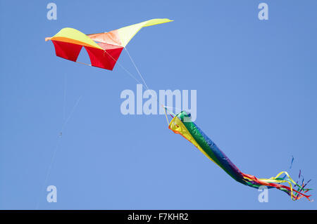 Arcobaleno di colori di un aquilone volare in un profondo cielo blu sul 15 aprile 2007, presso la chiesa di Santa Barbara il Kite Festival di Santa Barbara City College, affacciato sull'Oceano Pacifico. Foto Stock