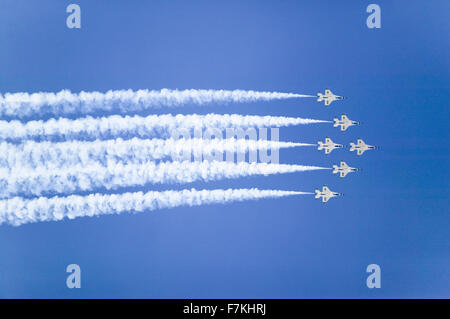 Sei US Air Force F-16C Fighting Falcons, noto come i Thunderbirds, volare in formazione con rimorchio bianco di fumo oltre la 42Base Navale Ventura County (NBVC) Air Show a Point Mugu, Ventura County, California del Sud. Foto Stock