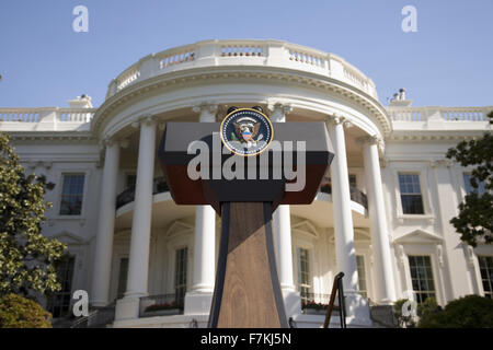 Guarnizione di Tenuta Presidenziale sul podio davanti al portico sud della Casa Bianca, Truman balcone, a Washington il 7 maggio 2007, in preparazione per la visita di Sua Maestà la Regina Elisabetta II e il Presidente George W Bush Foto Stock