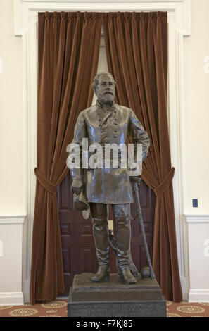Il bronzo e il generale Robert E. Lee da Rudulph Evans nella vecchia sala della casa di delegati, Virginia State Capitol, Richmond Virginia. La statua si trova in cui Lee si fermò il 23 aprile 1861, quando, all'età di cinquantaquattro, egli ha accettato il comando dei Confederati fo Foto Stock