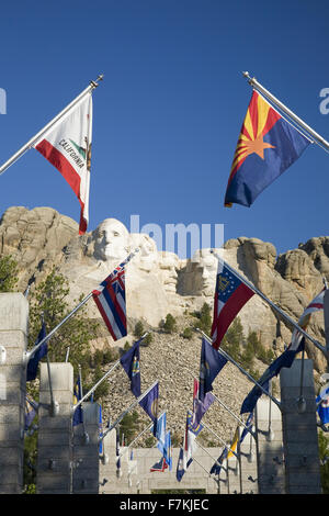 Una cinquantina di indicatori di stato di rivestimento del marciapiede alla grande terrazza con vista del monte Rushmore National Memorial, il Dakota del Sud Foto Stock