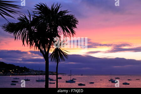 Un tramonto mozzafiato su Appledore da Instow, North Devon, Inghilterra, Regno Unito Foto Stock