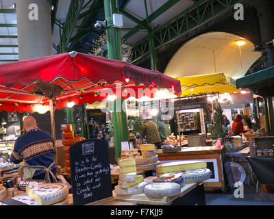 BOROUGH MARKET il formaggio si spegne le luci di Londra di gusto con campioni a Borough Market Southwark Londra Foto Stock