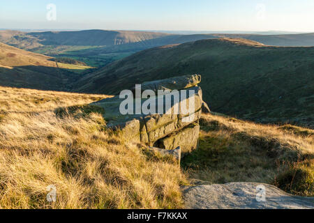 Un gritstone sperone di roccia sulla brughiera sopra Crowden Clough sul bordo meridionale di Kinder Scout, Derbyshire, England, Regno Unito Foto Stock
