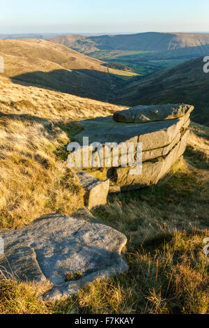 Serata autunnale della luce solare sullo Crowden Clough sul bordo meridionale di Kinder Scout, Derbyshire, Inghilterra, Regno Unito. La Valle di Edale è in distanza. Foto Stock