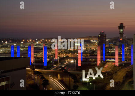 Vista aerea di LAX Los Angeles International Airport al tramonto con luci decorative tubi, Los Angeles, California Foto Stock