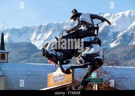 Regolazione dell'assetto, una scultura di Austin Bartin, nel centro cittadino di Giuseppe, Oregon. Foto Stock