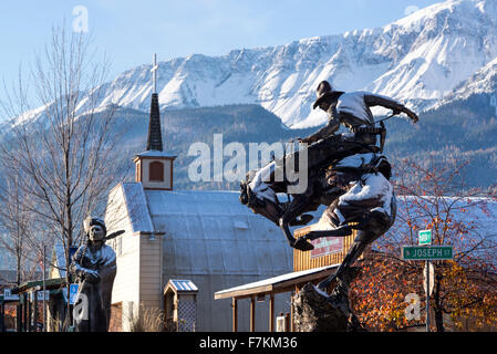 Regolazione dell'assetto, una scultura di Austin Bartin, nel centro cittadino di Giuseppe, Oregon. Foto Stock