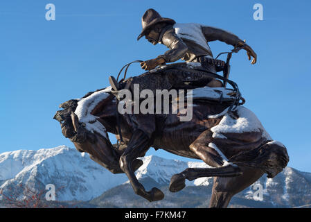 Regolazione dell'assetto, una scultura di Austin Bartin, nel centro cittadino di Giuseppe, Oregon. Foto Stock