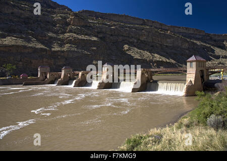 Diga di rilasciare acqua sul fiume Colorado lungo la Interstate 55 Est del Grand Junction, Colorado Foto Stock