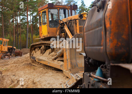 Alcuni trattori su sabbia nella foresta Foto Stock