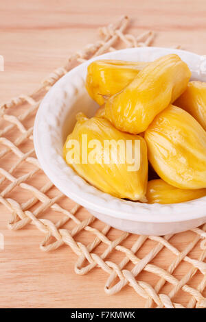 La frutta tropicale Jackfruit (jakfruit, jack, jak) nel recipiente. Messa a fuoco selettiva Foto Stock