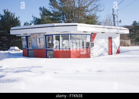 Retrò ice cream stand in snow, New England, Ma., STATI UNITI D'AMERICA Foto Stock