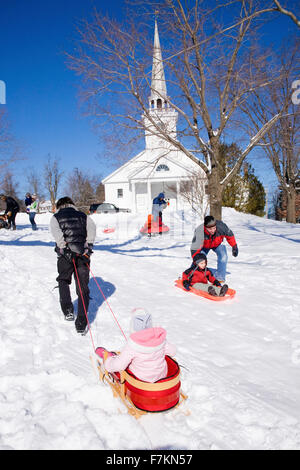 In slitta a cavallo in neve fresca nella parte anteriore del New England Chiesa, nella città di Harvard, Ma., New England, STATI UNITI D'AMERICA Foto Stock