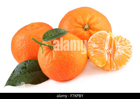 Tangerini frutti isolato su bianco Foto Stock