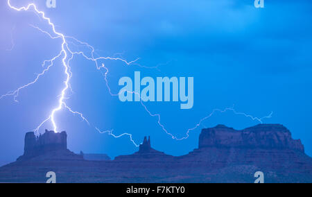 Il fulmine colpisce la Monument Valley, Utah Monument Valley Tribal Park Riserva Navajo Foto Stock