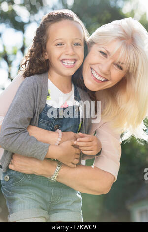 Ritratto sorride la nonna e la nipote avvolgente Foto Stock