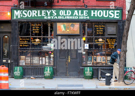 McSorley's Old Ale House, 15 East 7St, New York, NY. esterno alla vetrina di un bar irlandese nell'East Village quartiere di Manhattan. Foto Stock