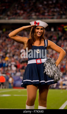 New England Patriot cheerleaders in costume di Halloween a Gillette Stadium, casa del Super Bowl champs, New England Patriots, squadra NFL giocare contro Dallas Cowboys,Ottobre 16, 2011, Foxborough, Boston, MA Foto Stock