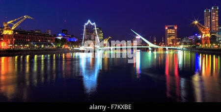 Donna 's Bridge e fregata Sarmiento. Puerto Madero Buenos Aires Argentina Foto Stock