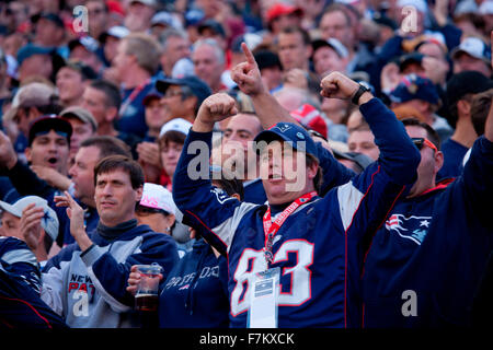 New England Patriots NFL Football Fans a Gillette Stadium, casa del Super Bowl champs, New England Patriots vs. Dallas Cowboys, 16 ottobre 2011, Foxborough, Boston, MA Foto Stock