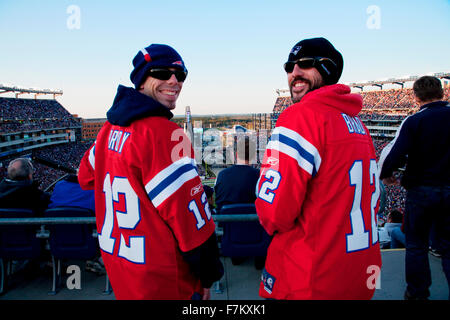 Due New England Patriots NFL Football fansNew England Patriots NFL Football Fans a Gillette Stadium, casa del Super Bowl champs, New England Patriots vs. Dallas Cowboys, 16 ottobre 2011, Foxborough, Boston, MA Foto Stock