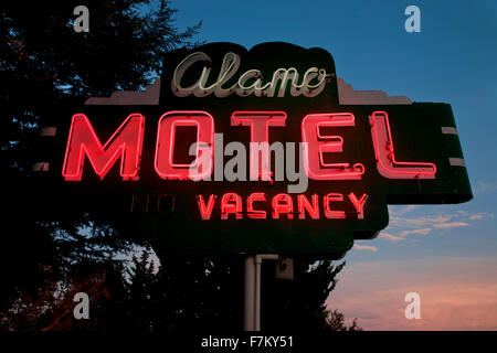 Insegna al neon dicendo "Vacancy Alamo Motel' California centrale Foto Stock