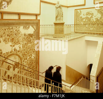 Due donne tunisine a piedi giù per una rampa di scale da un mosaico e statua esposizione presso il Museo di Bardo a Tunisi. Il Bardo, situato nel Foto Stock