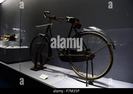 Jinan, la Cina della provincia dello Shandong. 1 dicembre, 2015. Un britannico di BSA bicicletta usata da della Cina di ultimo imperatore Puyi è esposto presso il Museo di Shandong di Jinan, a est della capitale cinese della provincia dello Shandong, Dicembre 1, 2015. La mostra illustra alcuni stranieri di prodotti utilizzati dagli imperatori cinesi nella dinastia Qing (1644-1911). Le collezioni sono stati offerti dalla Città Proibita di Pechino, conosciuta anche come il museo del palazzo. © Guo Xulei/Xinhua/Alamy Live News Foto Stock