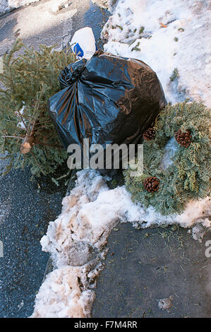 Scartare le decorazioni di Natale a New York City. Foto Stock