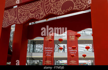 Johannesburg, Johannesburg. Xv Mar, 2015. Il file foto scattata il 7 settembre 21, 2015 mostra due uomini in chat con ogni altro durante una cultura mostra intitolata "Nihao Cina (ciao Cina)" tenuto da una TV locale business, a Johannesburg, in Sud Africa. La Cina e il Sud Africa hanno tenuto più di un centinaio di attività meravigliose ed eventi nelle principali città in nove province in Sud Africa dal Sud Africa ha ufficialmente inaugurato l Anno della Cina il 15 marzo 2015. © Zhai Jianlan/Xinhua/Alamy Live News Foto Stock