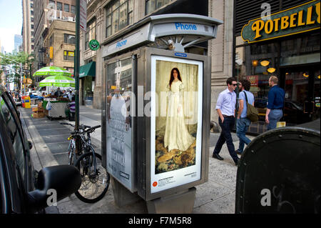 James McNeil Whistler dipinto riprodotto sulla pubblicità del telefono cellulare presso chioschi stand per l'arte progetto ovunque in New York Foto Stock