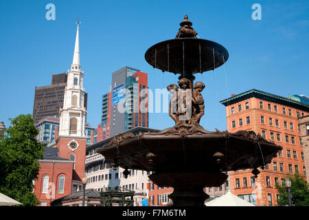 Park Street Steeple e fontana, Boston Common, Boston, MA Foto Stock