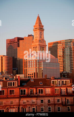 Commerce casa torre costruito (1910) e dello Skyline di Boston con condos sotto di esso a sunrise come fotografato da Lewis Wharf, Boston, MA Foto Stock