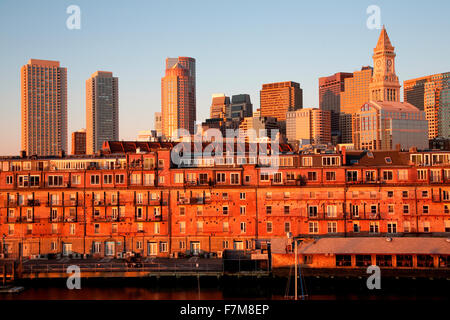 Commerce casa torre costruito (1910) e dello Skyline di Boston con condos sotto di esso a sunrise come fotografato da Lewis Wharf, Boston, MA Foto Stock