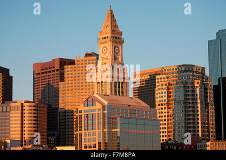 Commerce casa torre costruito (1910) e dello Skyline di Boston a sunrise come fotografato da Lewis Wharf, Boston, MA Foto Stock