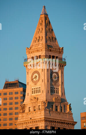 Commerce casa torre costruito (1910) e dello Skyline di Boston a sunrise come fotografato da Lewis Wharf, Boston, MA Foto Stock