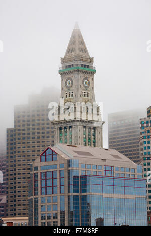 Commerce casa torre costruito (1910) e dello Skyline di Boston in profonda nebbia, Boston, MA Foto Stock