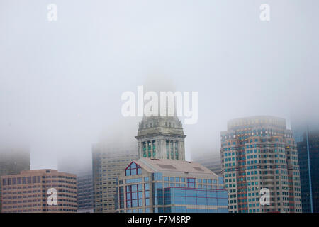 Commerce casa torre costruito (1910) e dello Skyline di Boston in profonda nebbia, Boston, MA Foto Stock