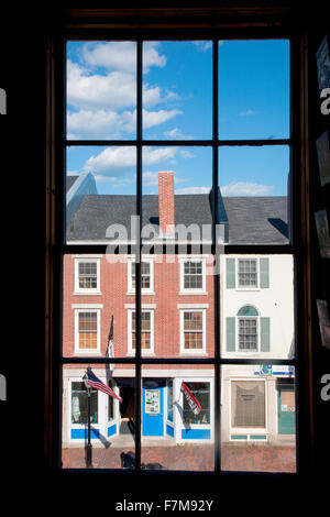 Attraverso la finestra interna dolori, linea vetrine Water Street in Hallowell, Maine Foto Stock