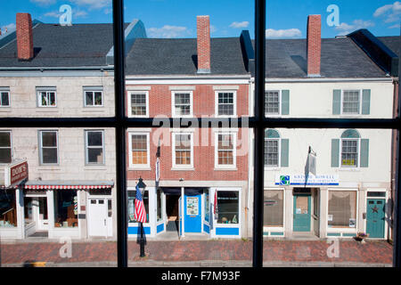 Attraverso la finestra interna dolori, linea vetrine Water Street in Hallowell, Maine Foto Stock