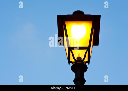 Lampione nel cielo blu in Trieste Foto Stock