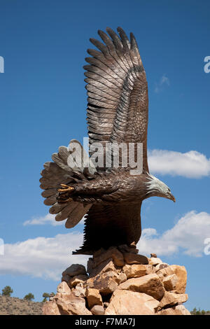 Scultore di battenti aquila calva, Dennis Weaver Memorial Park, Ridgeway, CO Foto Stock