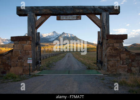 Ultimo Dollaro Ranch cancello anteriore, San Juan Mountains, Hastings Mesa, al di fuori di Ridgway, Co Foto Stock