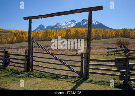 Staccionata in legno Cornici San Juan Mountains, ultimo dollaro Ranch, Hastings Mesa, vicino Ridgeway, CO Foto Stock